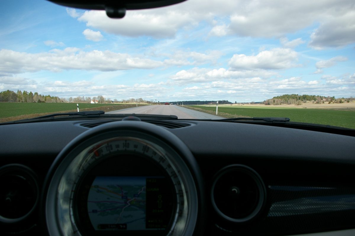 driving-730409_1920