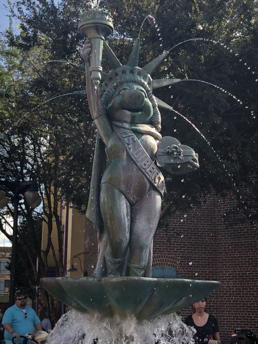 Miss Piggy fountain in Hollywood Studios
