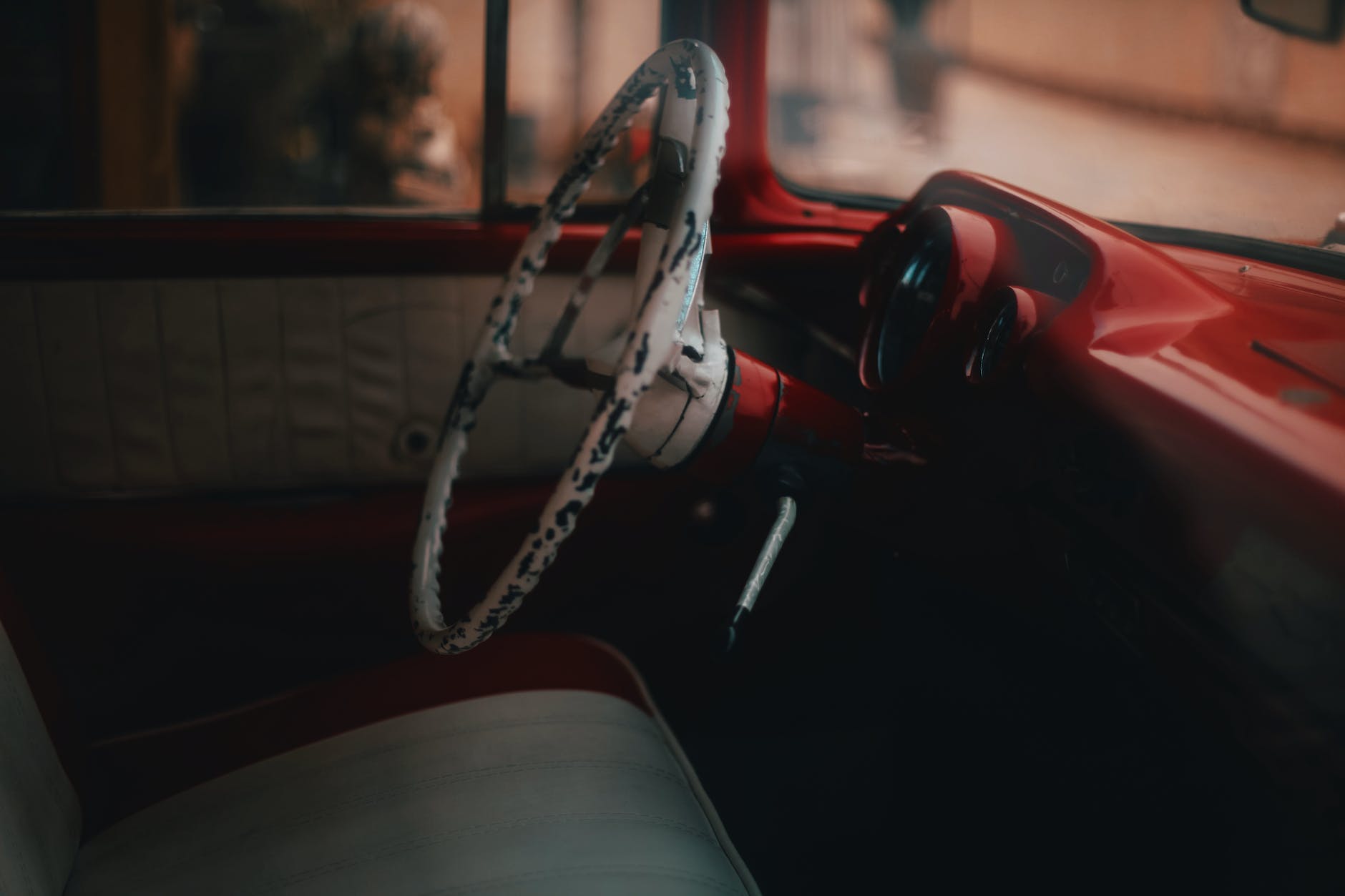 photo of an old car steering wheel